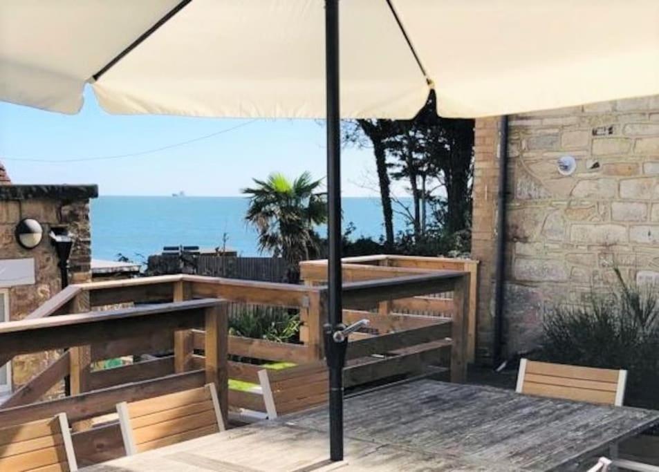 The Old Boat House, Seaview - Seafront Three Bedroom Cottage With Separate Two Bedroom Annexe ภายนอก รูปภาพ