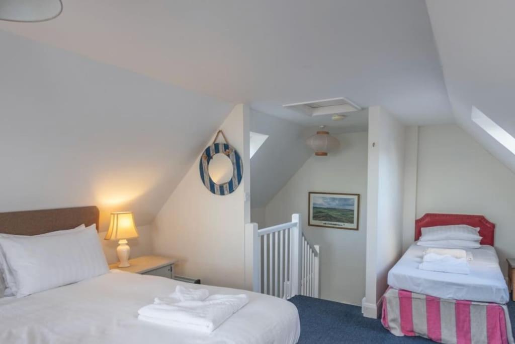 The Old Boat House, Seaview - Seafront Three Bedroom Cottage With Separate Two Bedroom Annexe ภายนอก รูปภาพ